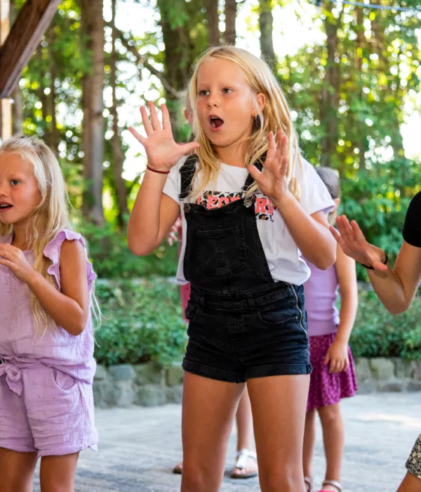 Kinderen dansen bij het animatieteam - Kindercamping de Zandhegge