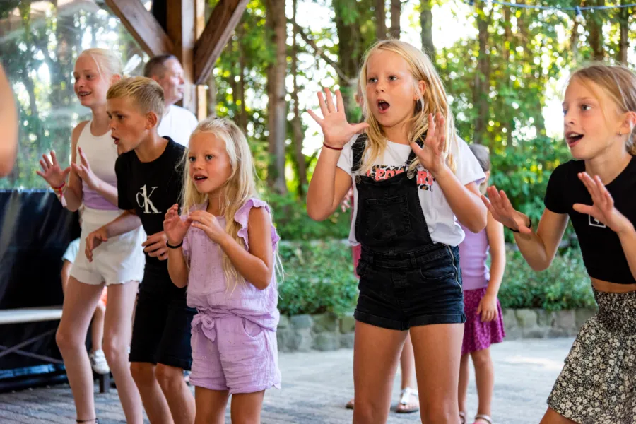 Kinderen dansen bij het animatieteam - Kindercamping de Zandhegge